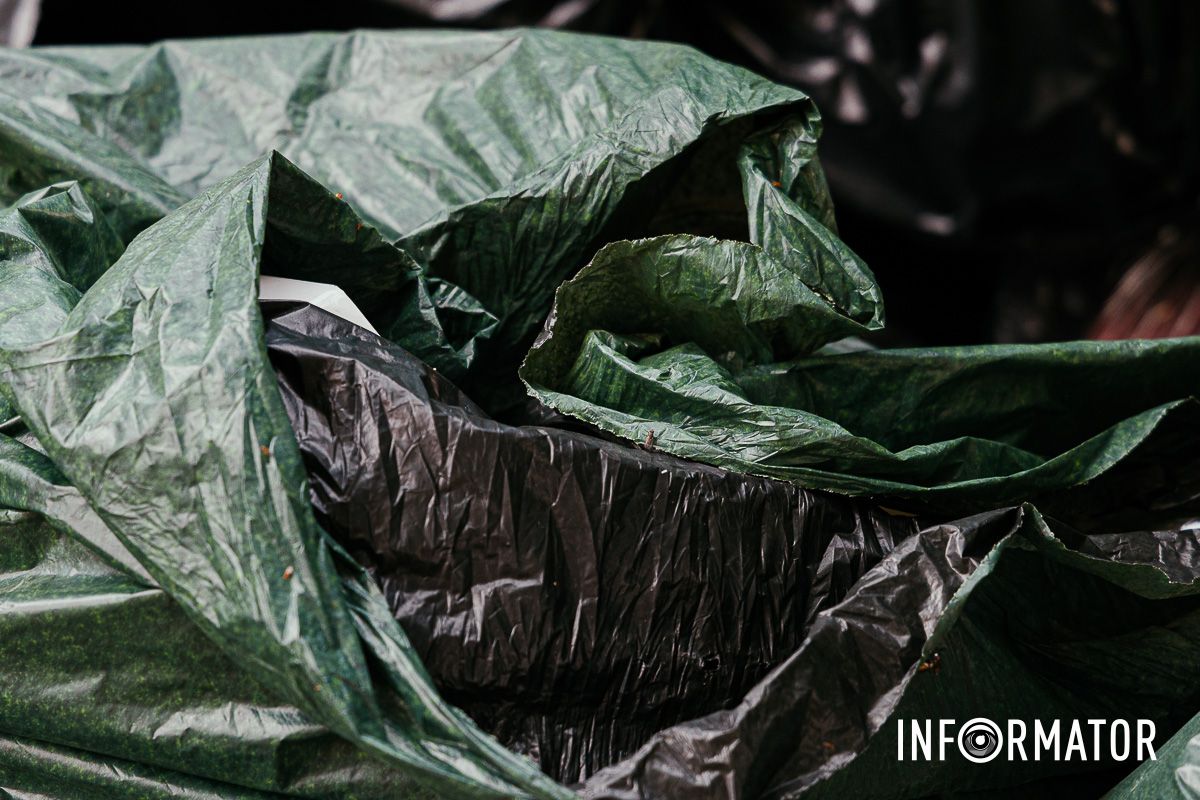 Сезон кавунів знову відкрито: у Дніпрі на Івана Акінфієва смердять переповнені сміттєві баки 13