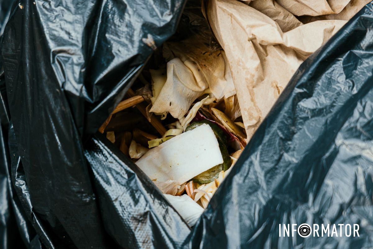 Сезон кавунів знову відкрито: у Дніпрі на Івана Акінфієва смердять переповнені сміттєві баки 12