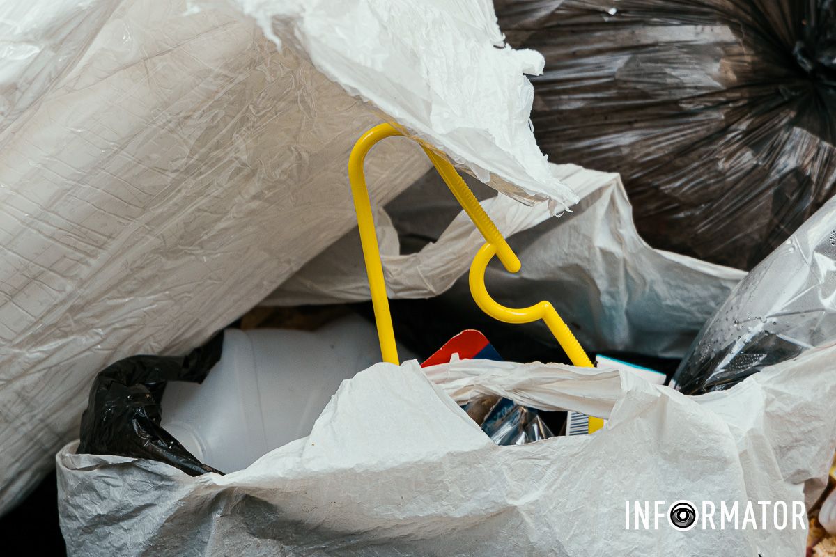 Сезон кавунів знову відкрито: у Дніпрі на Івана Акінфієва смердять переповнені сміттєві баки 15