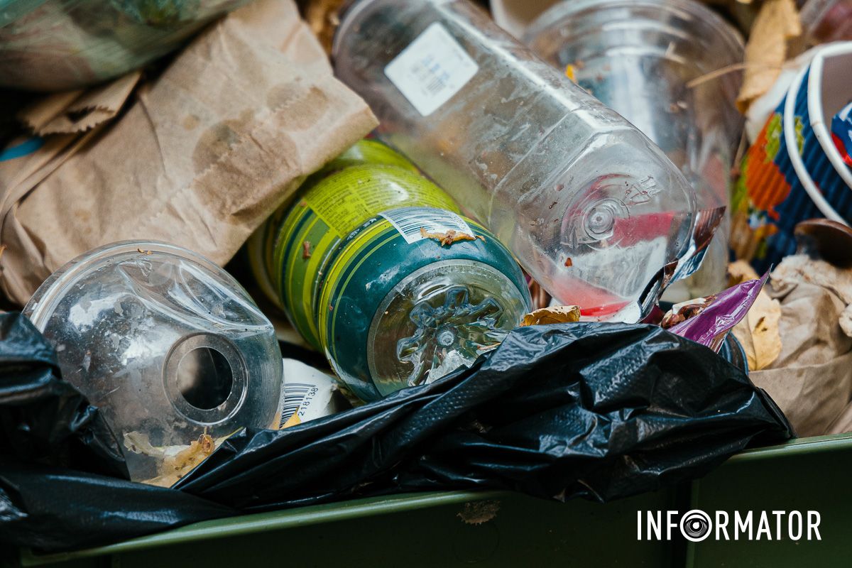 Сезон кавунів знову відкрито: у Дніпрі на Івана Акінфієва смердять переповнені сміттєві баки 18