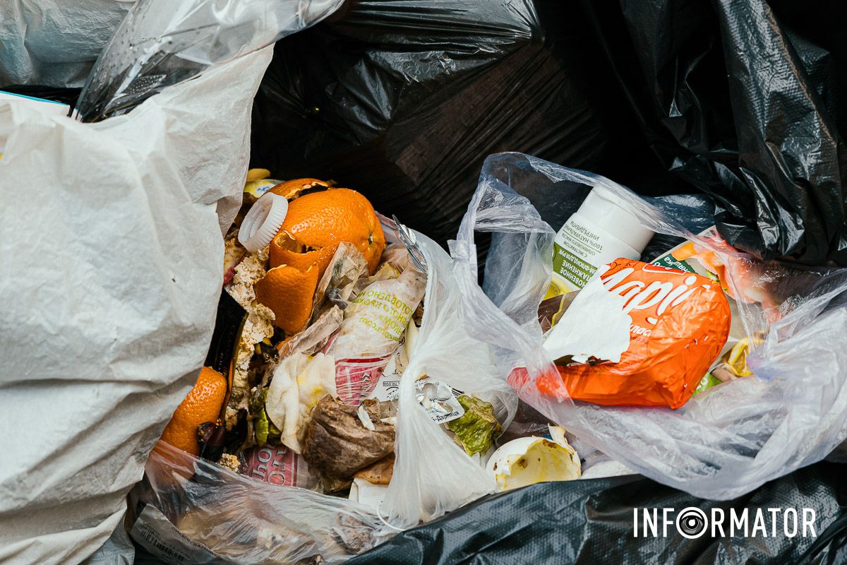 Сезон кавунів знову відкрито: у Дніпрі на Івана Акінфієва смердять переповнені сміттєві баки 19
