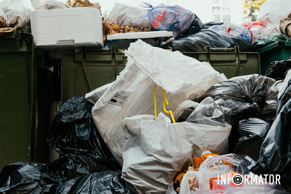 Сезон кавунів знову відкрито: у Дніпрі на Івана Акінфієва смердять переповнені сміттєві баки 21