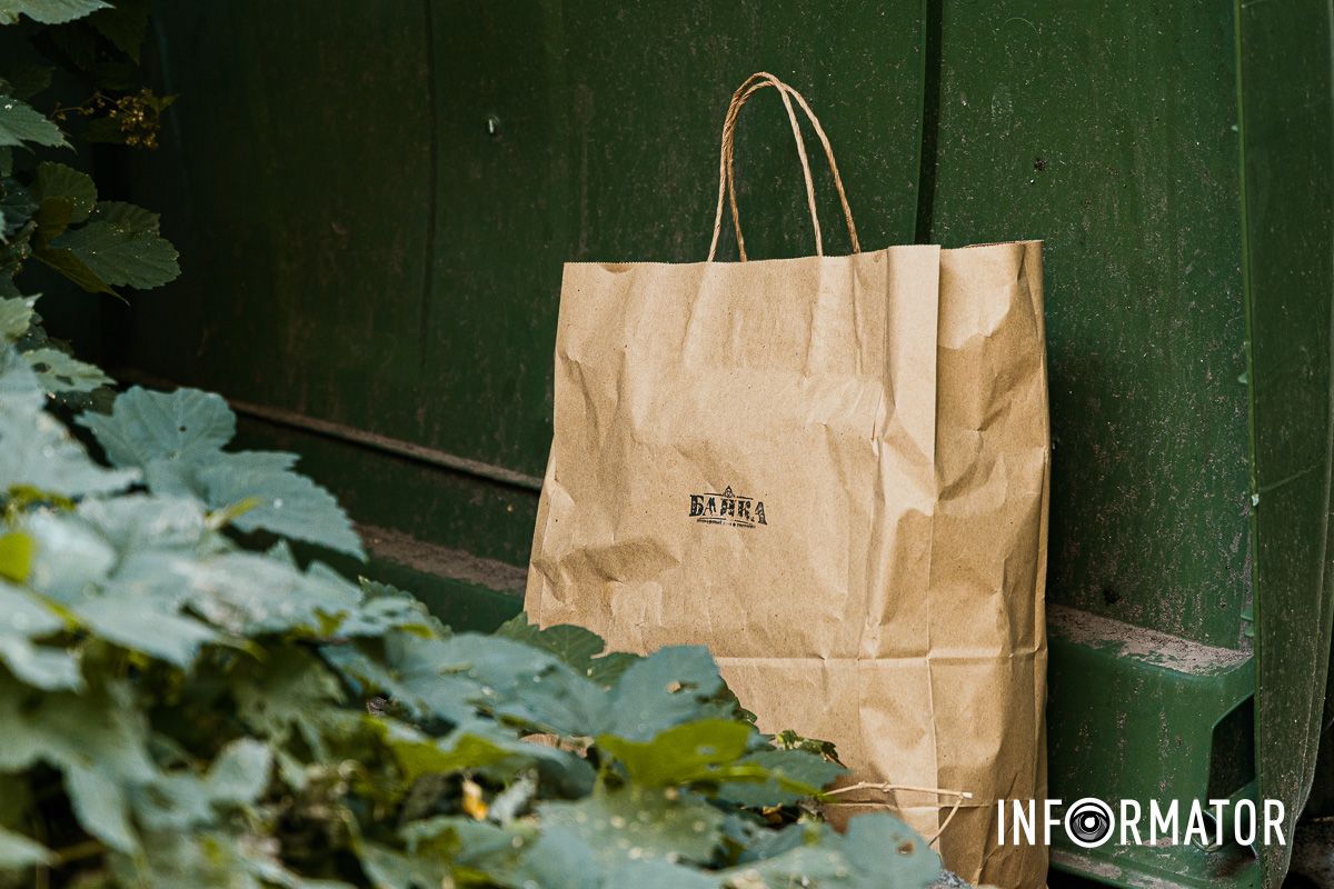 Сезон кавунів знову відкрито: у Дніпрі на Івана Акінфієва смердять переповнені сміттєві баки 10