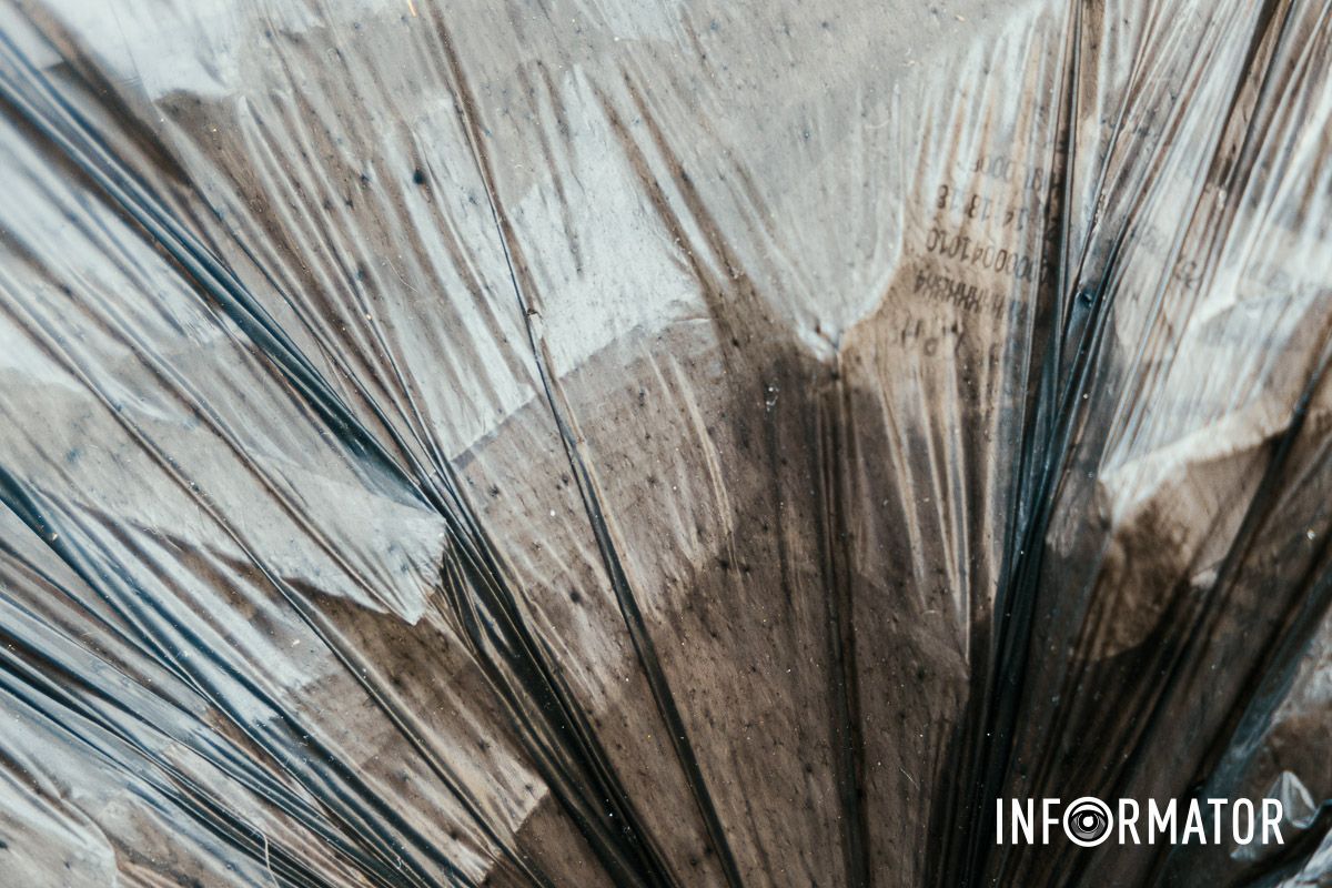 Сезон кавунів знову відкрито: у Дніпрі на Івана Акінфієва смердять переповнені сміттєві баки 20