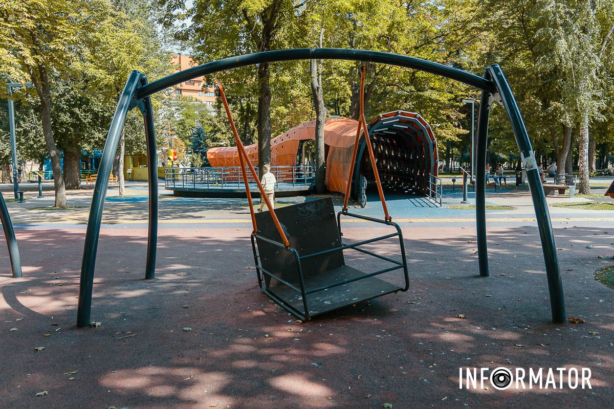 Міська влада Дніпра оголосила тендер на поточний ремонт ігрового та інклюзивного обладнання у Сквері Героїв Зламані гойдалки та "живопис" вандалів: у Дніпрі витратять 4,5 мільйони на ремонт інклюзивного дитячого майданчика у сквері Героїв 1