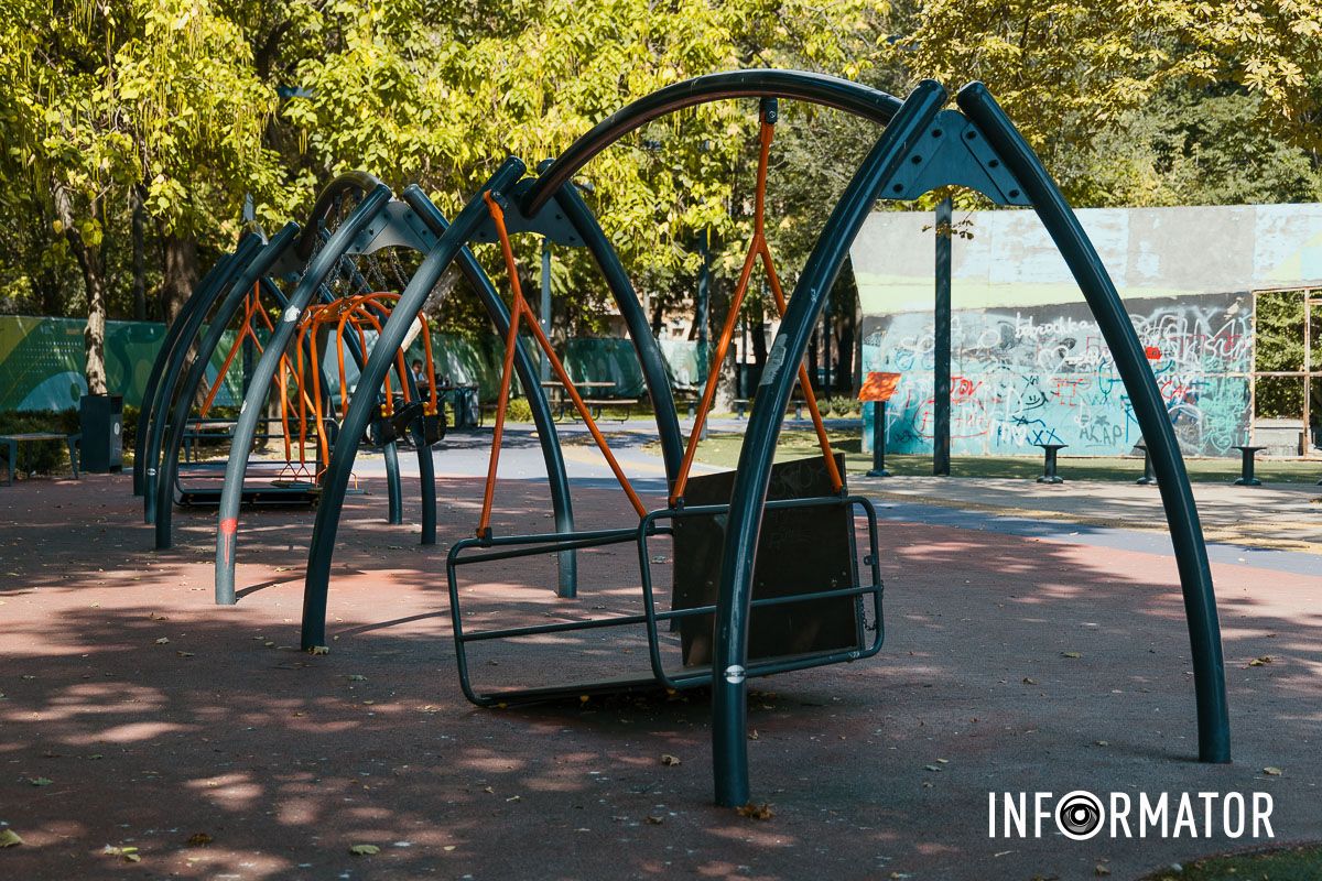 На ці роботи планують витратити понад 4,5 мільйона гривень Зламані гойдалки та "живопис" вандалів: у Дніпрі витратять 4,5 мільйони на ремонт інклюзивного дитячого майданчика у сквері Героїв 2
