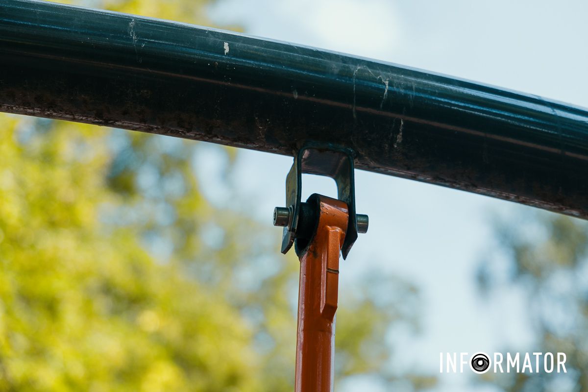 Замовником виступає комунальне підприємство «Розвиток територій міста» Дніпровської міської ради Зламані гойдалки та "живопис" вандалів: у Дніпрі витратять 4,5 мільйони на ремонт інклюзивного дитячого майданчика у сквері Героїв 3