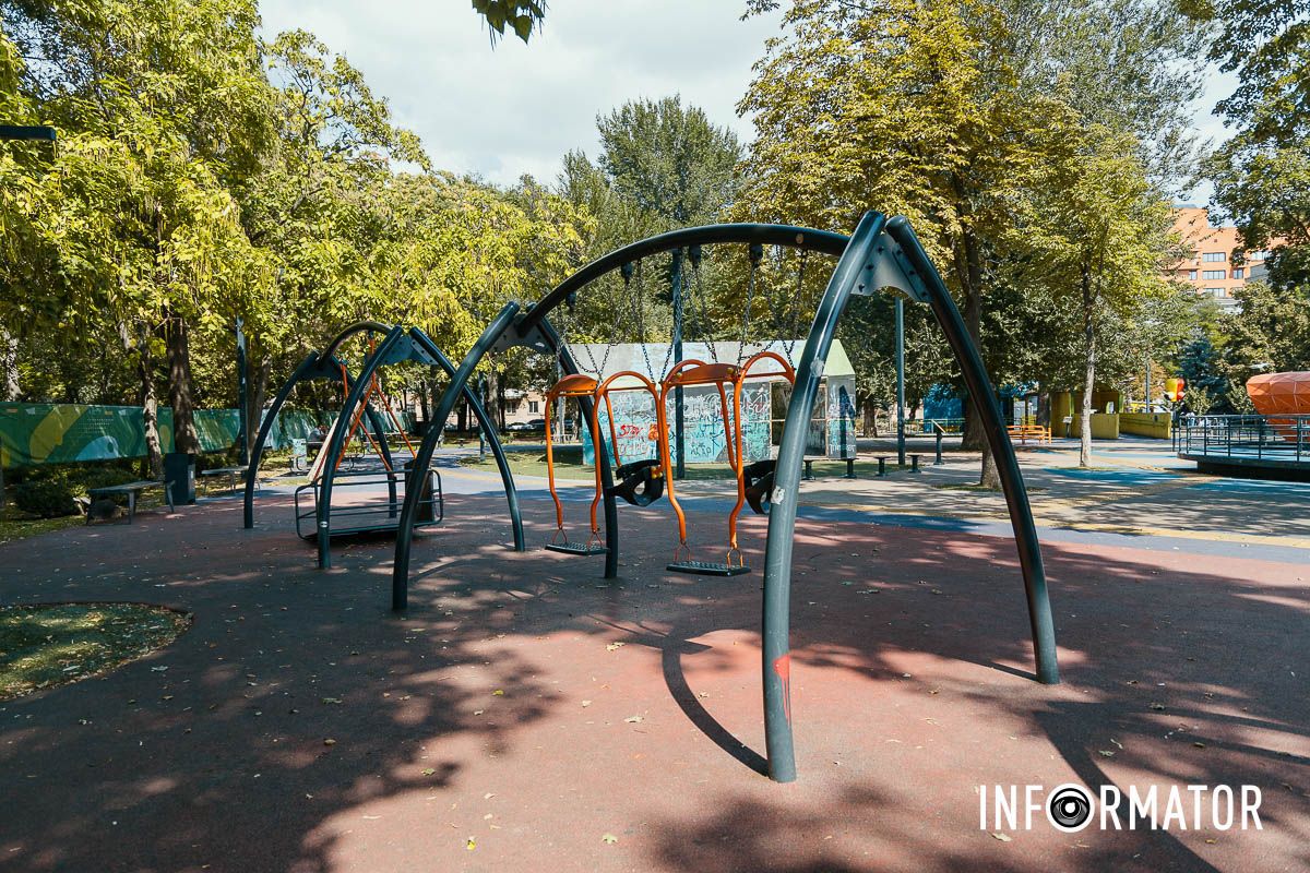 Строк виконання робіт — до 15 грудня 2025 року Зламані гойдалки та "живопис" вандалів: у Дніпрі витратять 4,5 мільйони на ремонт інклюзивного дитячого майданчика у сквері Героїв 4