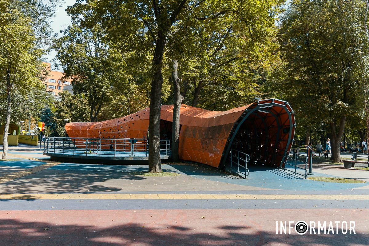 Кінцевий термін подання тендерних пропозицій — 3 вересня, а аукціон стартує того ж дня Зламані гойдалки та "живопис" вандалів: у Дніпрі витратять 4,5 мільйони на ремонт інклюзивного дитячого майданчика у сквері Героїв 5
