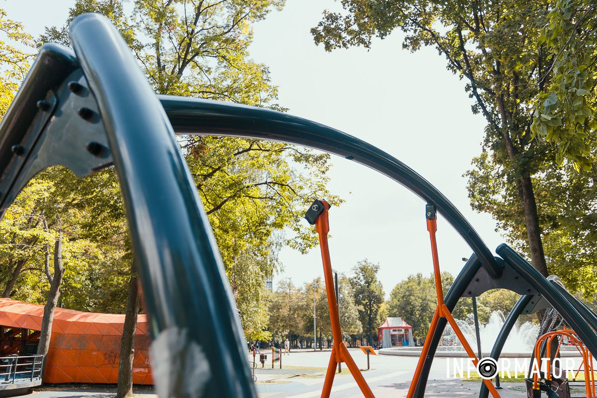 У технічному завданні вказано, що підрядник виконуватиме демонтаж і монтаж металевих та дерев’яних конструкцій, фарбування, очищення поверхонь від корозії та вандальних написів Зламані гойдалки та "живопис" вандалів: у Дніпрі витратять 4,5 мільйони на ремонт інклюзивного дитячого майданчика у сквері Героїв 7