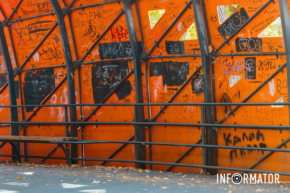 Передбачена заміна кріпильних елементів, підшипників, відновлення бетонування та гумового покриття Зламані гойдалки та "живопис" вандалів: у Дніпрі витратять 4,5 мільйони на ремонт інклюзивного дитячого майданчика у сквері Героїв 9