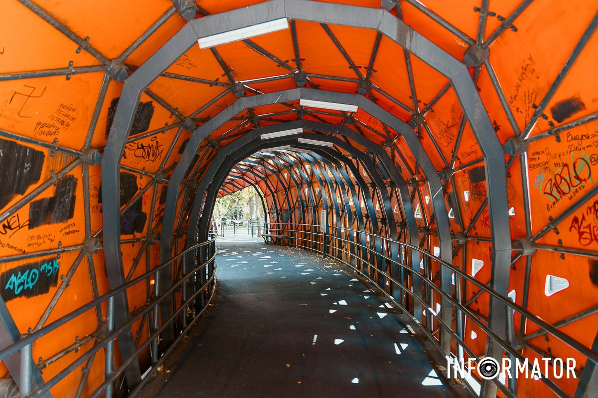 Підрядник також вивезе сміття та встановить відсутні дошки Зламані гойдалки та "живопис" вандалів: у Дніпрі витратять 4,5 мільйони на ремонт інклюзивного дитячого майданчика у сквері Героїв 10