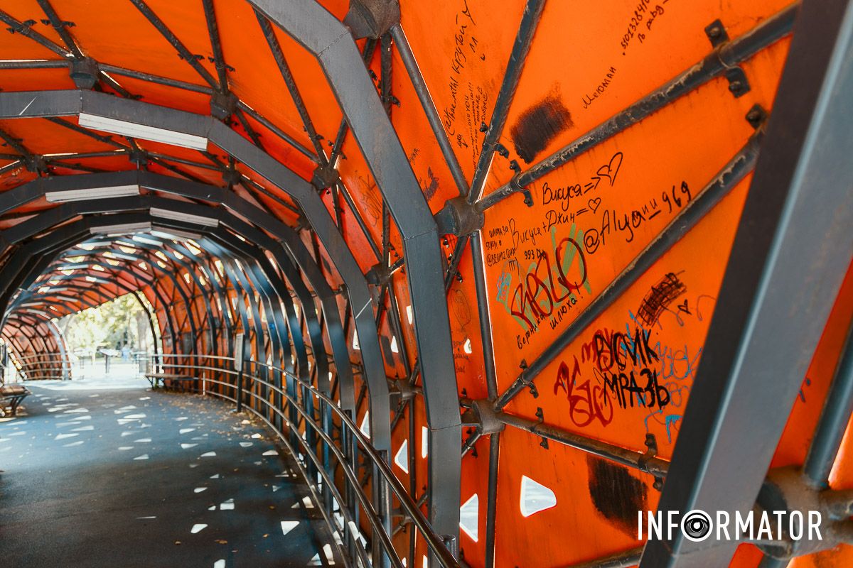 Так виглядає майданчик зараз Зламані гойдалки та "живопис" вандалів: у Дніпрі витратять 4,5 мільйони на ремонт інклюзивного дитячого майданчика у сквері Героїв 11