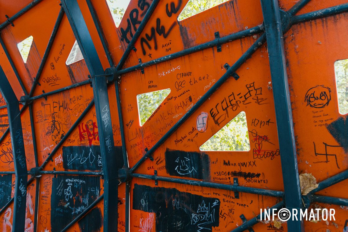 Надписи шокують Зламані гойдалки та "живопис" вандалів: у Дніпрі витратять 4,5 мільйони на ремонт інклюзивного дитячого майданчика у сквері Героїв 13