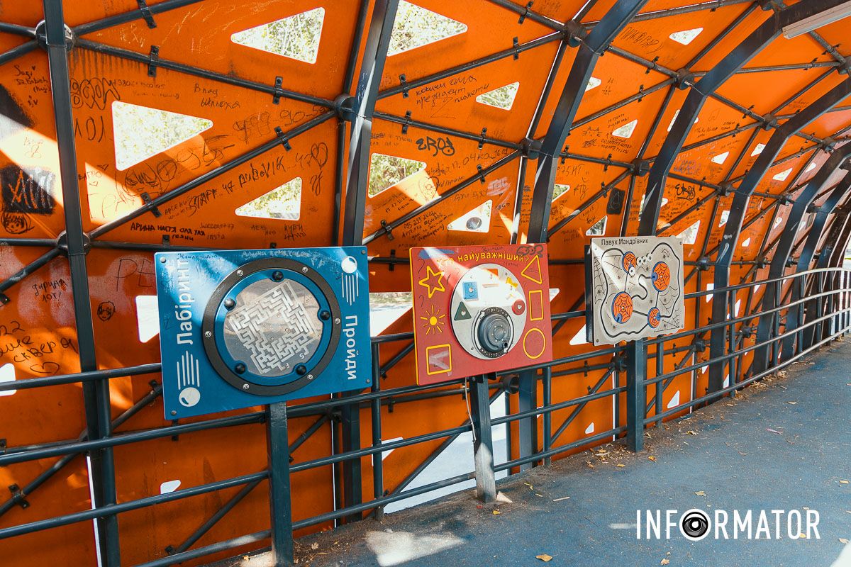 На майданчику зламані гойдалки та пошкоджені лави Зламані гойдалки та "живопис" вандалів: у Дніпрі витратять 4,5 мільйони на ремонт інклюзивного дитячого майданчика у сквері Героїв 14