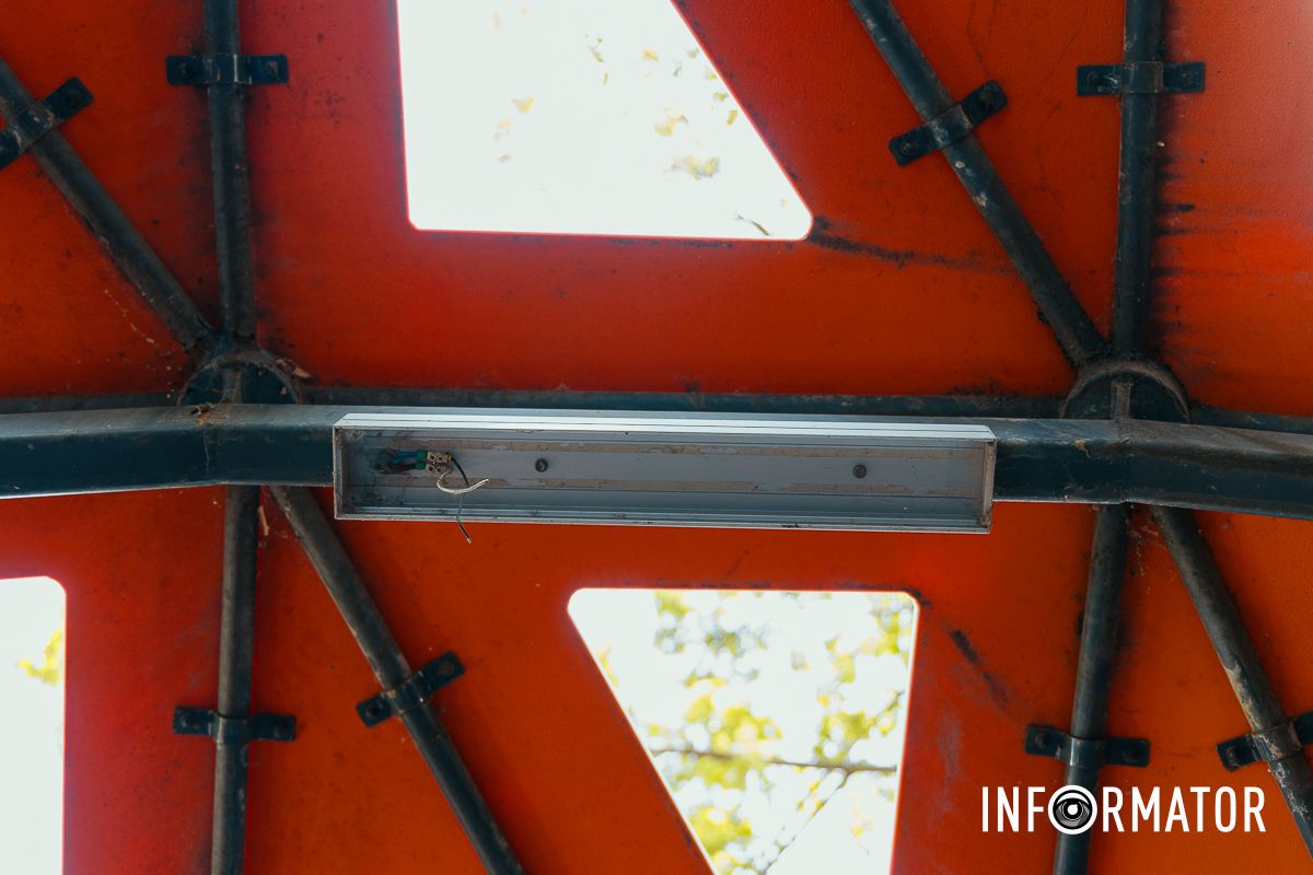 Лампи немає тут давно Зламані гойдалки та "живопис" вандалів: у Дніпрі витратять 4,5 мільйони на ремонт інклюзивного дитячого майданчика у сквері Героїв 15