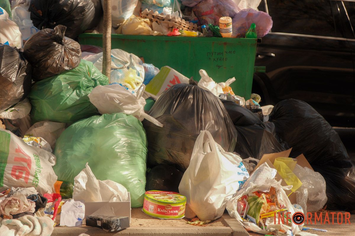 Комунальний перформанс "Сезон кавунів" триває: у Дніпрі на вулиці Вернадського поблизу паркомату утворився сміттєвий артоб'єкт 5