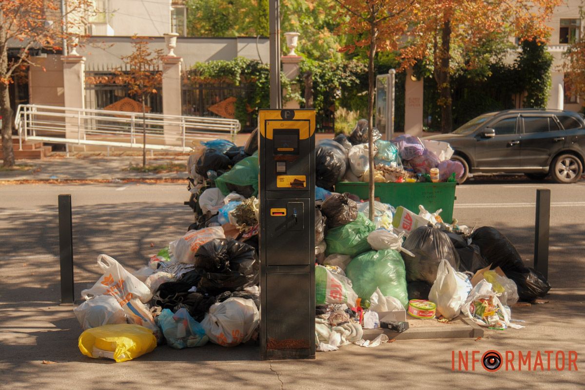 Кожен двір — нова фотозона "Сезон кавунів" триває: у Дніпрі на вулиці Вернадського поблизу паркомату утворився сміттєвий артоб'єкт 1