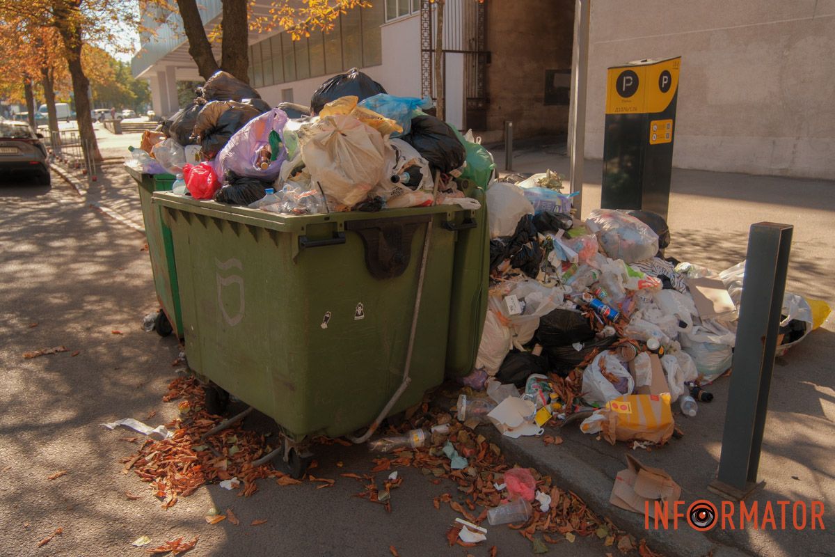 Нова локація для селфі "Сезон кавунів" триває: у Дніпрі на вулиці Вернадського поблизу паркомату утворився сміттєвий артоб'єкт 11