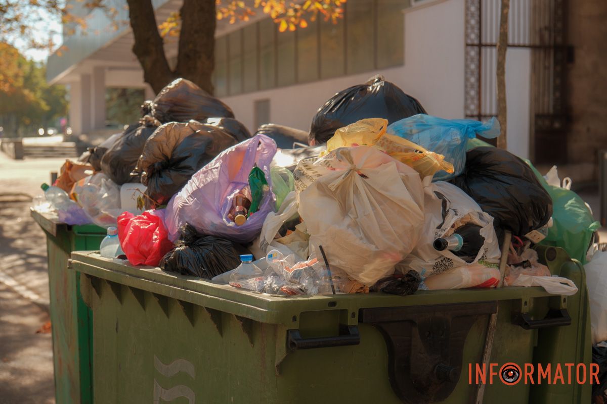 Аромат у подарунок "Сезон кавунів" триває: у Дніпрі на вулиці Вернадського поблизу паркомату утворився сміттєвий артоб'єкт 2