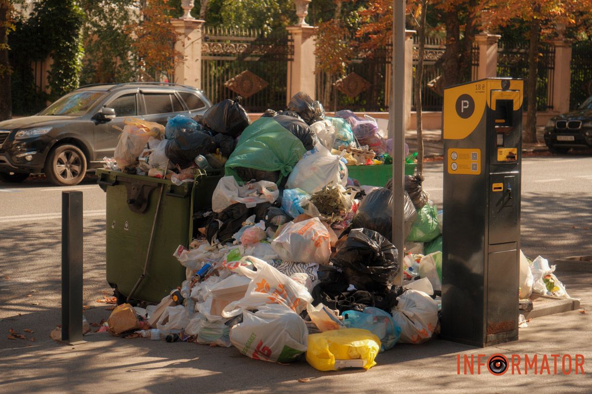 Сезонні натюрморти Дніпра "Сезон кавунів" триває: у Дніпрі на вулиці Вернадського поблизу паркомату утворився сміттєвий артоб'єкт 4