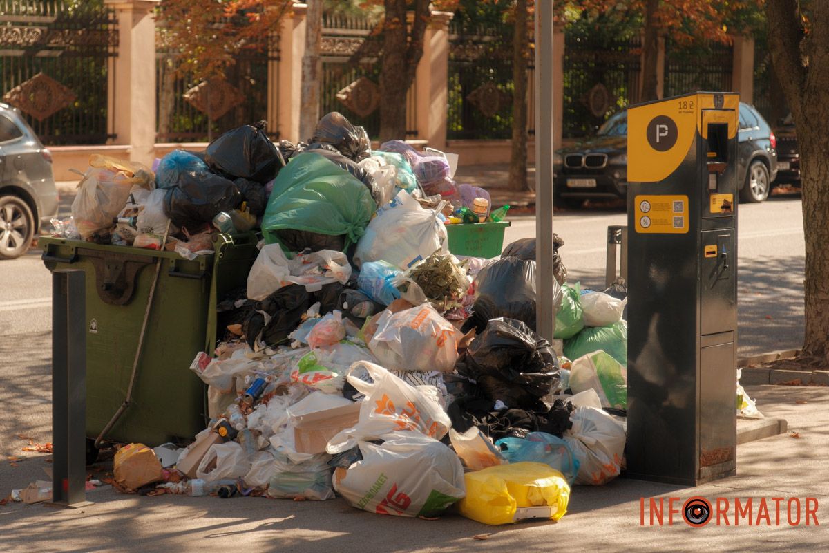 Екологічний перфоманс "Сезон кавунів" триває: у Дніпрі на вулиці Вернадського поблизу паркомату утворився сміттєвий артоб'єкт 8