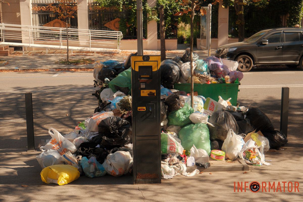 Пахне успіхом, а може це й не успіх "Сезон кавунів" триває: у Дніпрі на вулиці Вернадського поблизу паркомату утворився сміттєвий артоб'єкт 7