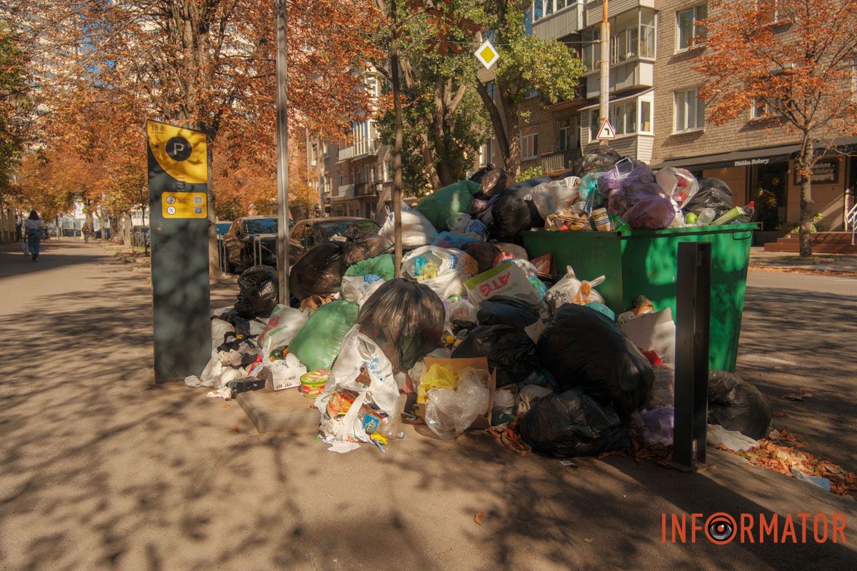 Чорний пакет - тренд цього сезону "Сезон кавунів" триває: у Дніпрі на вулиці Вернадського поблизу паркомату утворився сміттєвий артоб'єкт 9