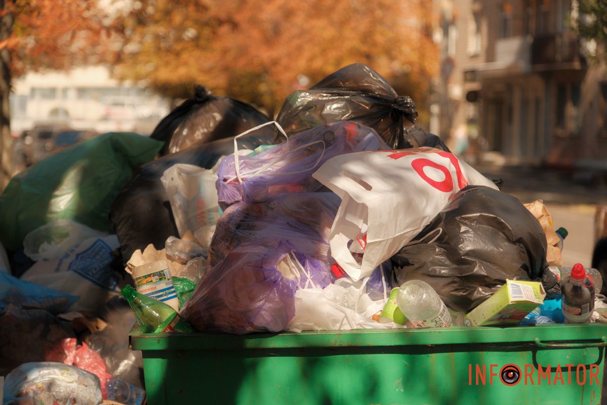 Вуличний дизайн від Дніпровської мерії "Сезон кавунів" триває: у Дніпрі на вулиці Вернадського поблизу паркомату утворився сміттєвий артоб'єкт 6