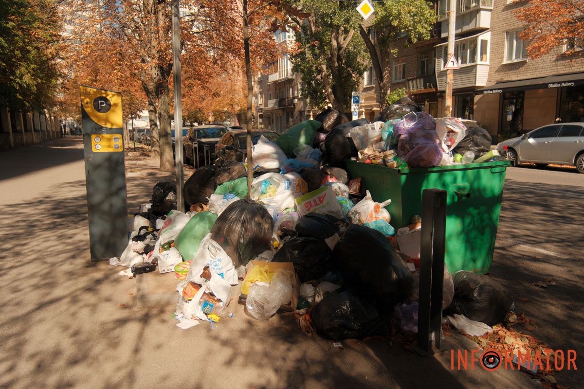 Дніпро в деталях "Сезон кавунів" триває: у Дніпрі на вулиці Вернадського поблизу паркомату утворився сміттєвий артоб'єкт 10
