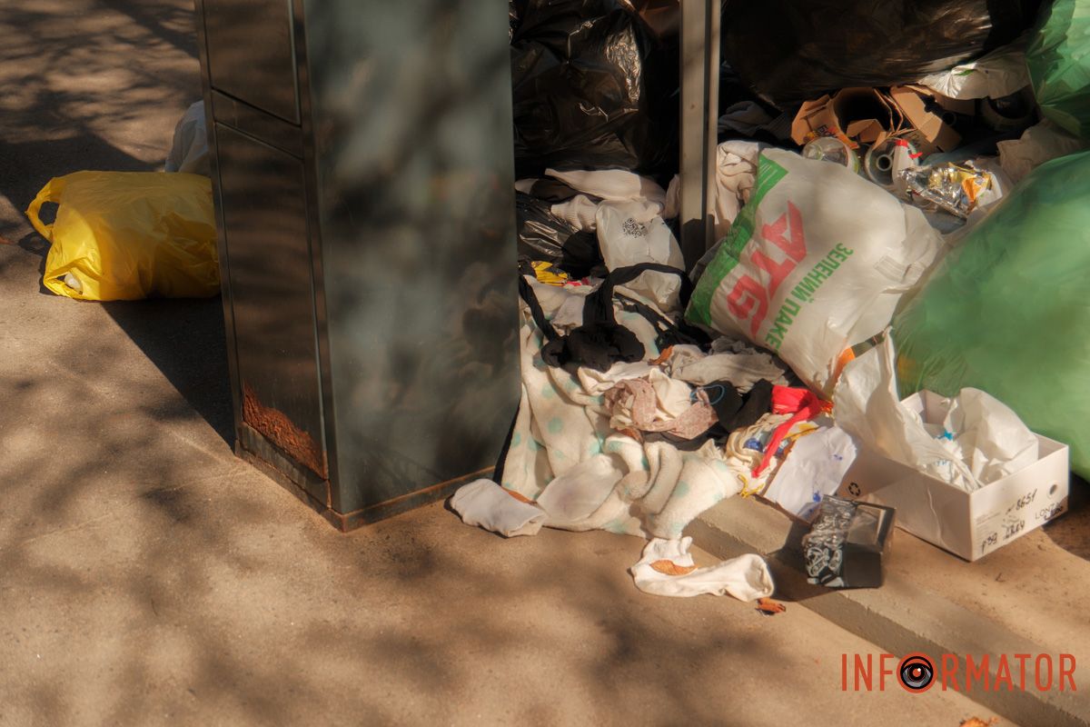 Екоекспозиція на відкритому повітрі "Сезон кавунів" триває: у Дніпрі на вулиці Вернадського поблизу паркомату утворився сміттєвий артоб'єкт 12