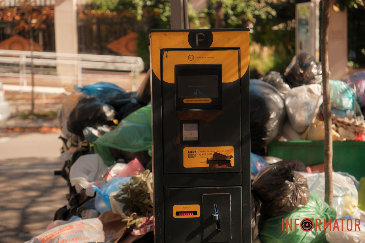 Безкоштовна ароматерапія "Сезон кавунів" триває: у Дніпрі на вулиці Вернадського поблизу паркомату утворився сміттєвий артоб'єкт 16