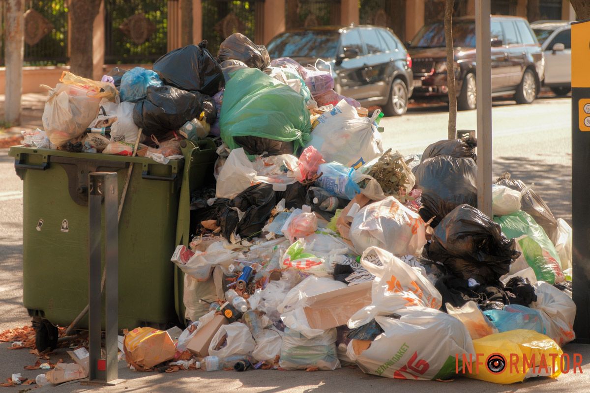 У кожного бака своя історія "Сезон кавунів" триває: у Дніпрі на вулиці Вернадського поблизу паркомату утворився сміттєвий артоб'єкт 18