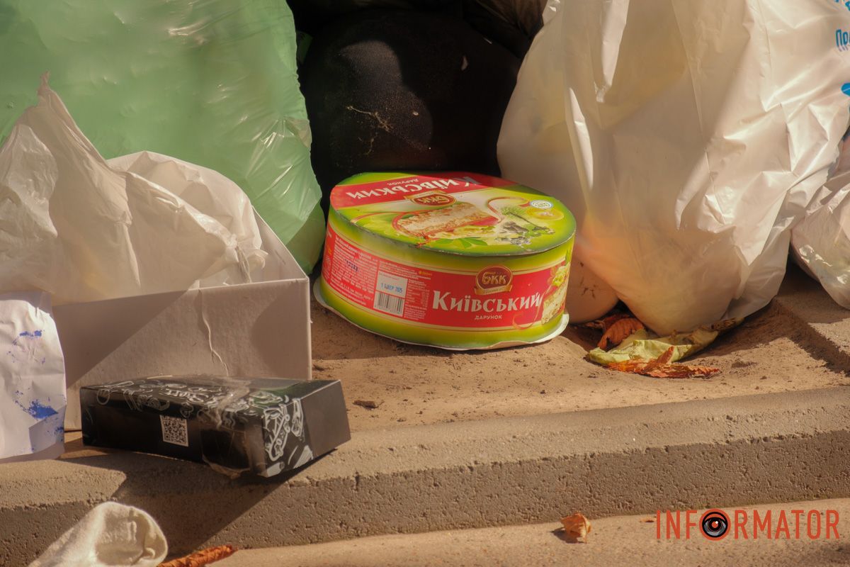 У Дніпрі з'явилися гори, тільки поліетиленові "Сезон кавунів" триває: у Дніпрі на вулиці Вернадського поблизу паркомату утворився сміттєвий артоб'єкт 20