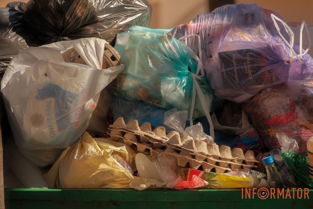 Сортування по-дніпровськи "Сезон кавунів" триває: у Дніпрі на вулиці Вернадського поблизу паркомату утворився сміттєвий артоб'єкт 15