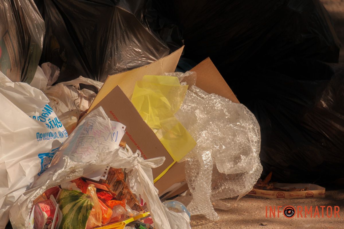 Місто контрастів "Сезон кавунів" триває: у Дніпрі на вулиці Вернадського поблизу паркомату утворився сміттєвий артоб'єкт 14