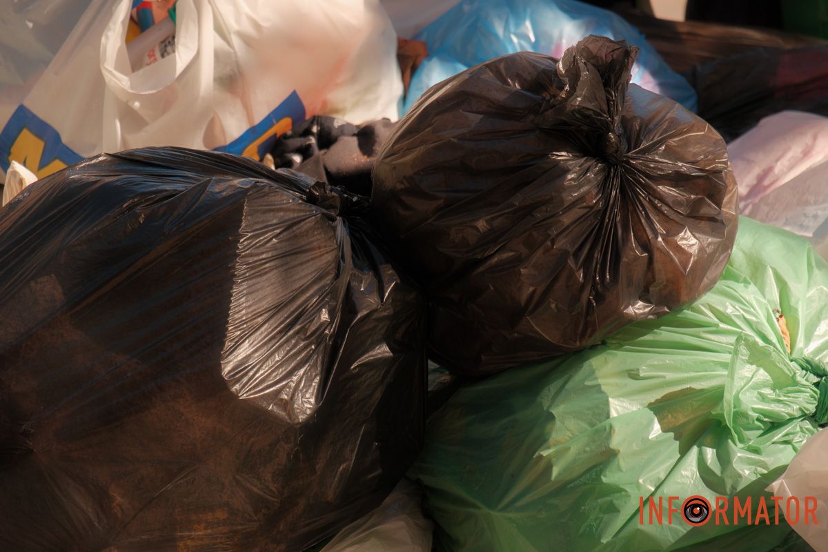Баки знову не витримали "сезону кавунів" "Сезон кавунів" триває: у Дніпрі на вулиці Вернадського поблизу паркомату утворився сміттєвий артоб'єкт 17