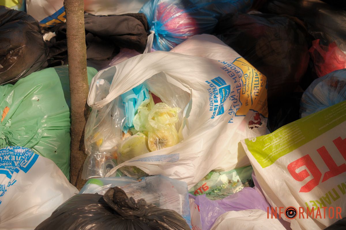 Вгадай запах району "Сезон кавунів" триває: у Дніпрі на вулиці Вернадського поблизу паркомату утворився сміттєвий артоб'єкт 19