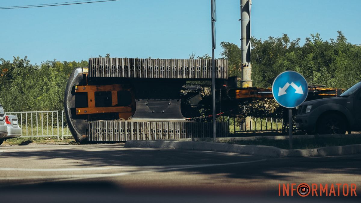 У Дніпрі на Запорізькому шосе на бік перекинувся екскаватор