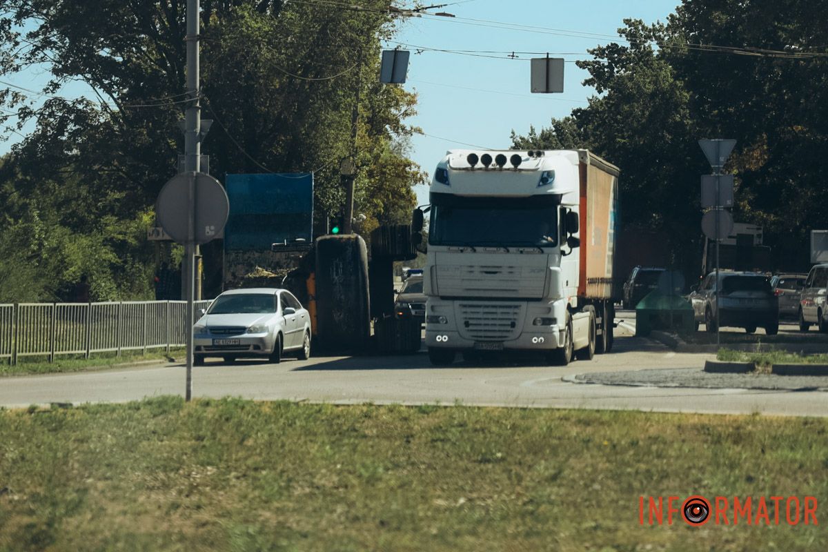 В районі кільця перекинувся на бік екскаватор