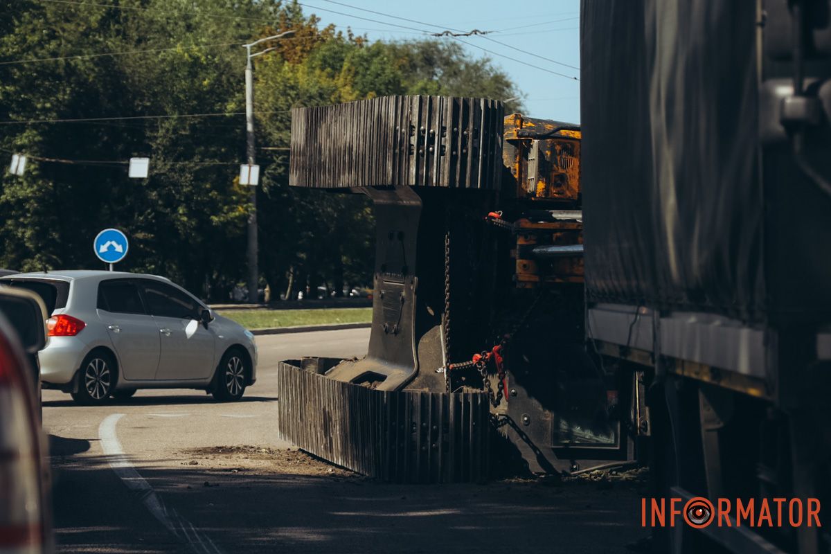 Станом на 13:00 на місце приїхав евакуатор