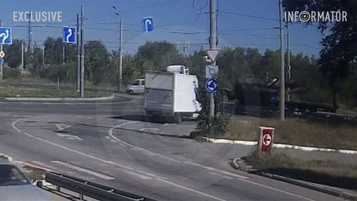 Відео моменту ДТП: на кільці на Запорізькому шосе з вантажівки на дорогу випав і перекинувся екскаватор