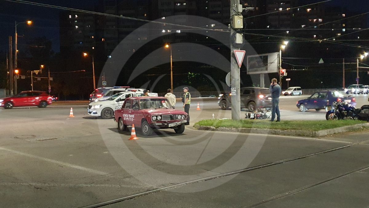 У Дніпрі на Запорізькому шосе зіткнулись ВАЗ та мотоцикліст на Honda: водія двоколісного забрали в лікарню