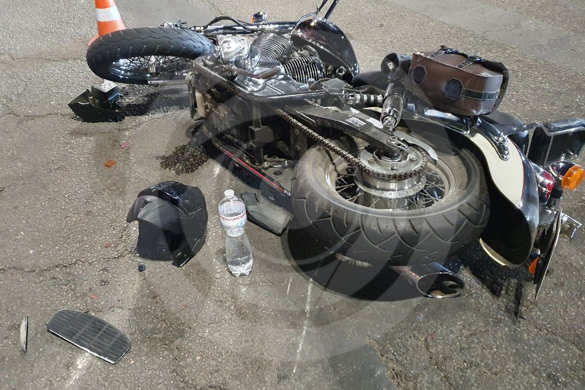 Станом на 20:11, на місці аварії працюють патрульні та слідчий з ДТП