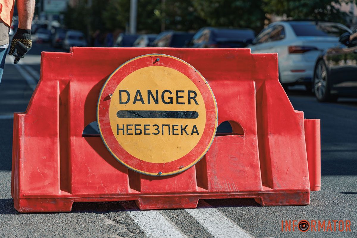 Тут поставили огорожу та конуси