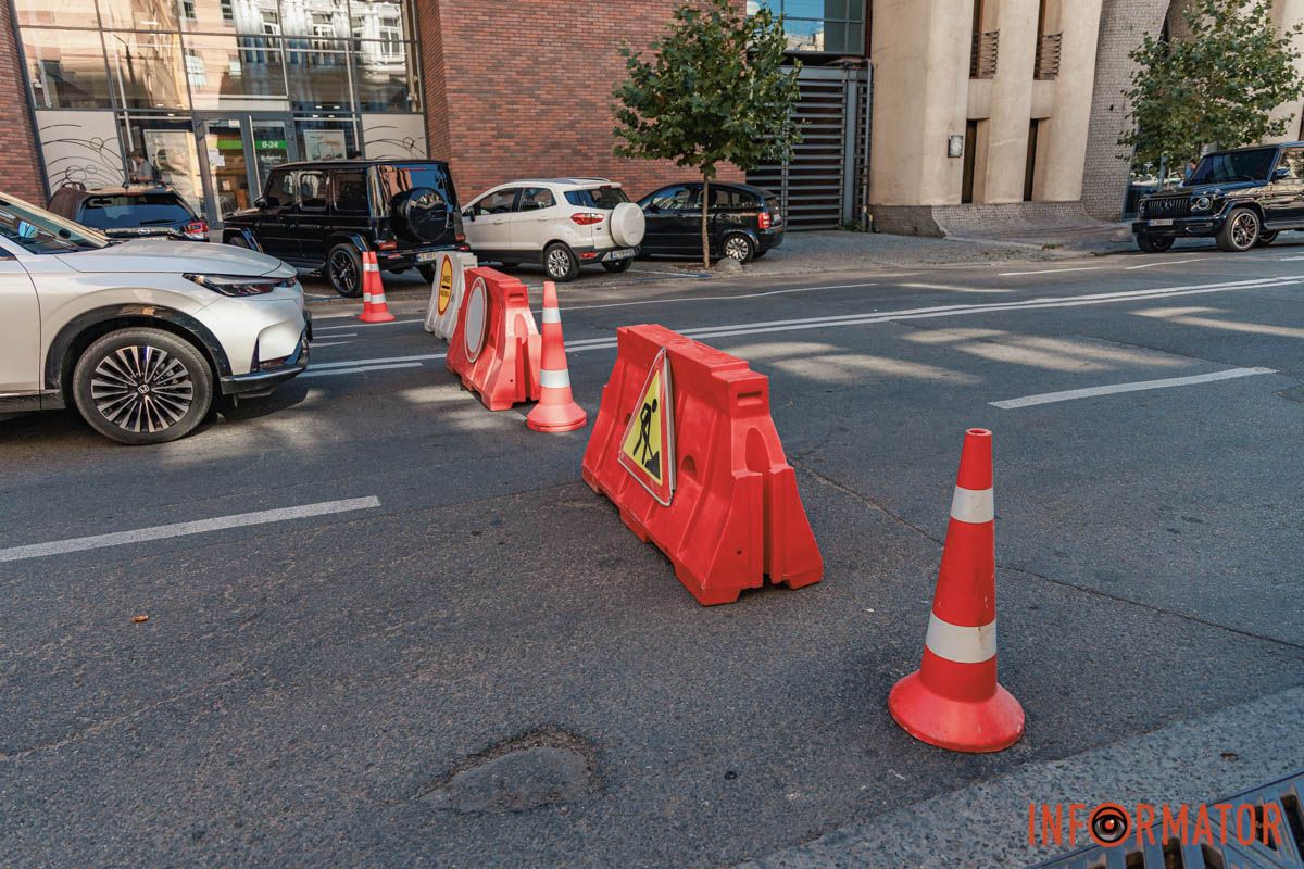 Автівки та конуси