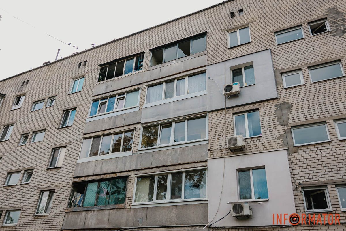 Вибите скло та пошкоджені будинки: як виглядає місце ворожої атаки у Дніпрі 1