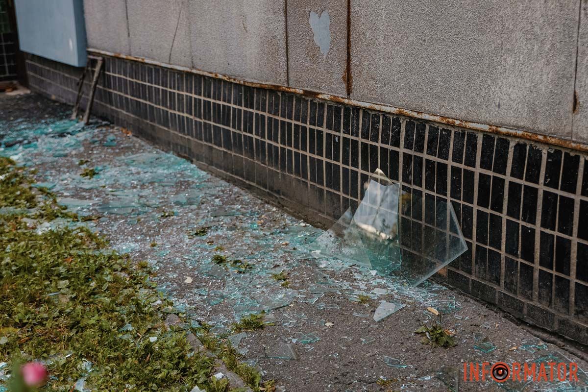 Вибите скло та пошкоджені будинки: як виглядає місце ворожої атаки у Дніпрі 3
