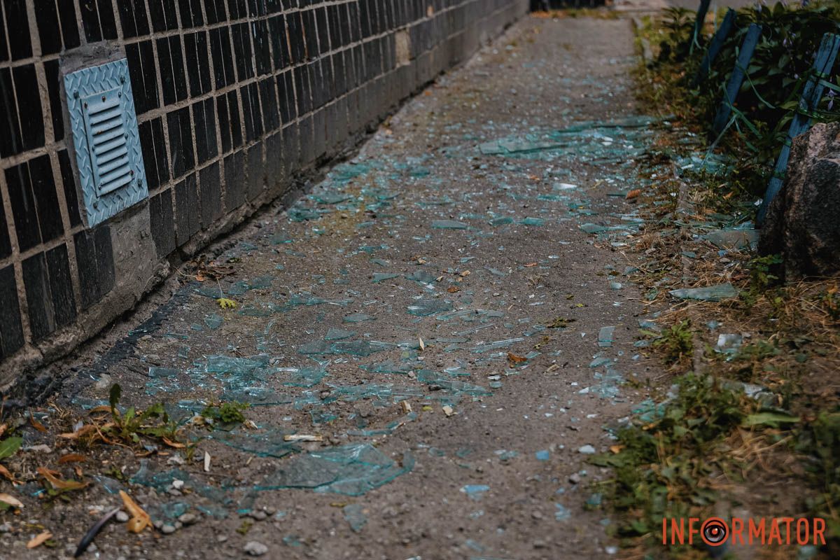 Вибите скло та пошкоджені будинки: як виглядає місце ворожої атаки у Дніпрі 5