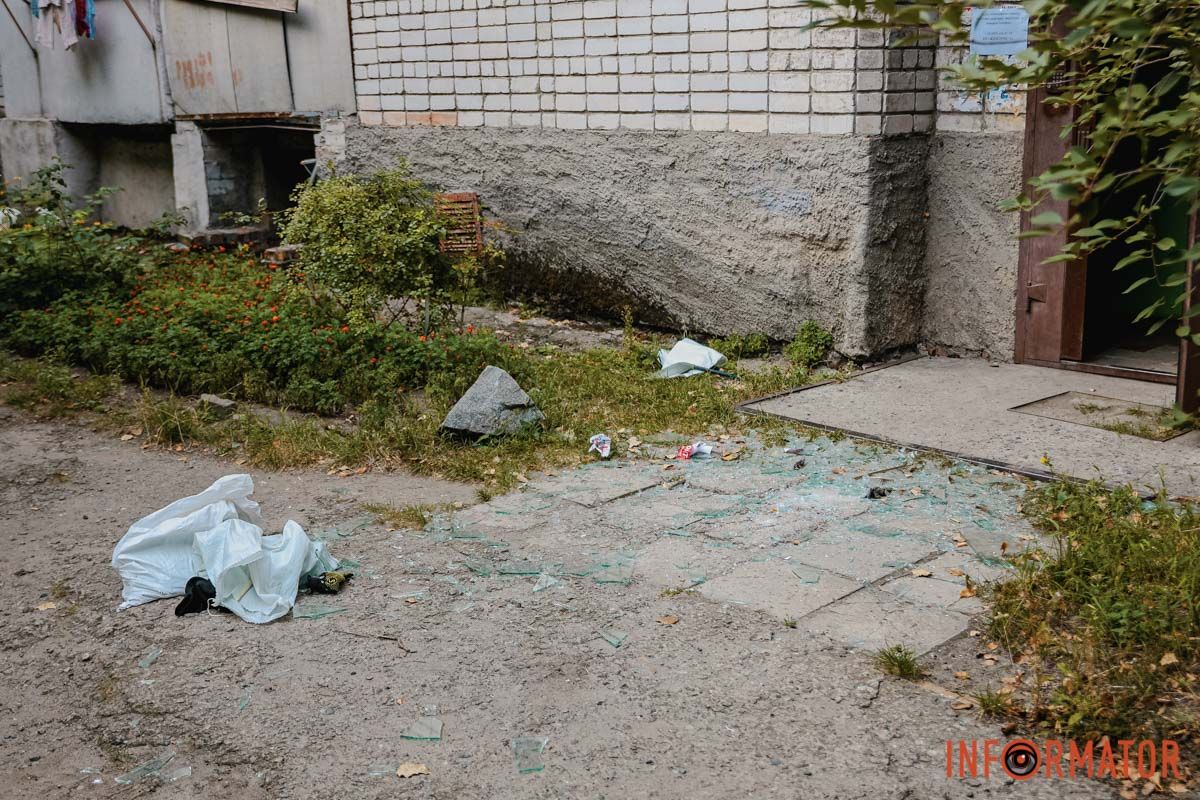 Вибите скло та пошкоджені будинки: як виглядає місце ворожої атаки у Дніпрі 6